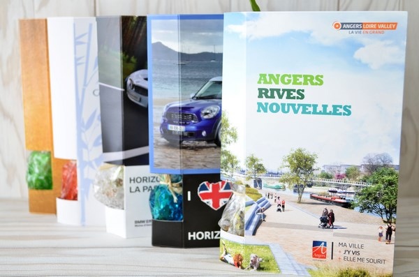 Carte plant d'arbre en papier recyclé. -