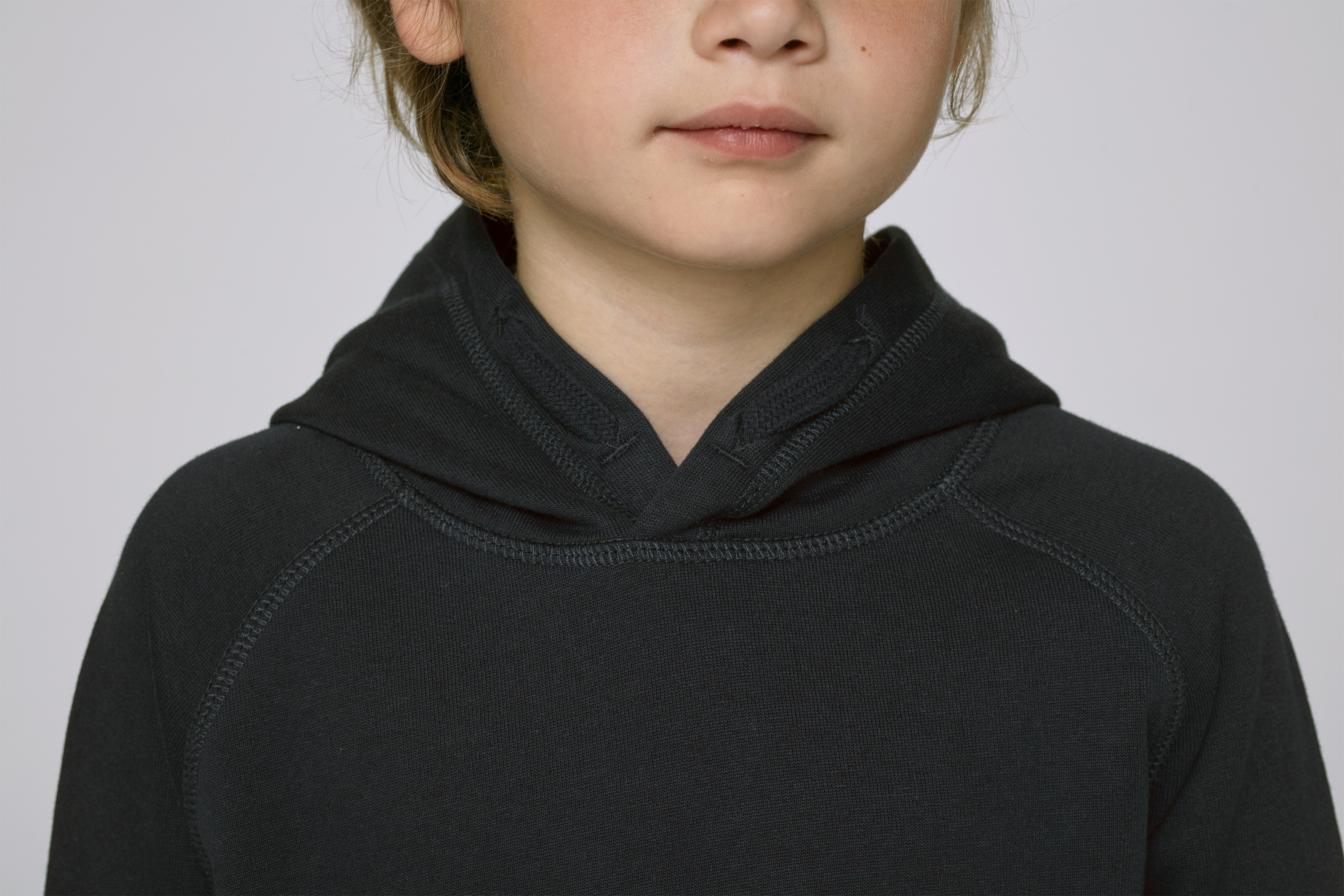 Sweat enfant coton bio à capuche, manches raglan & poches -