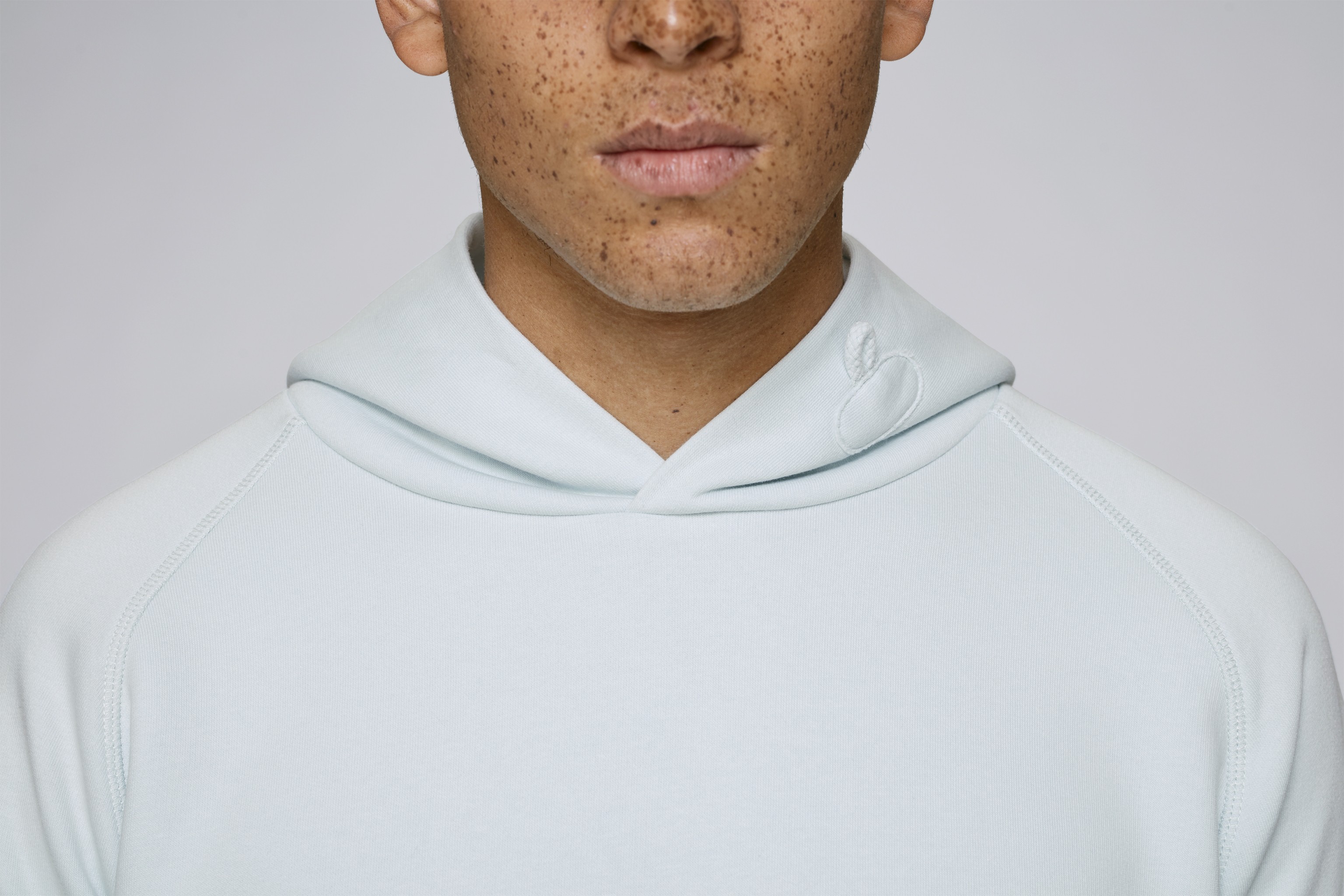 Sweat-shirt coton bio à capuche et manches raglan -