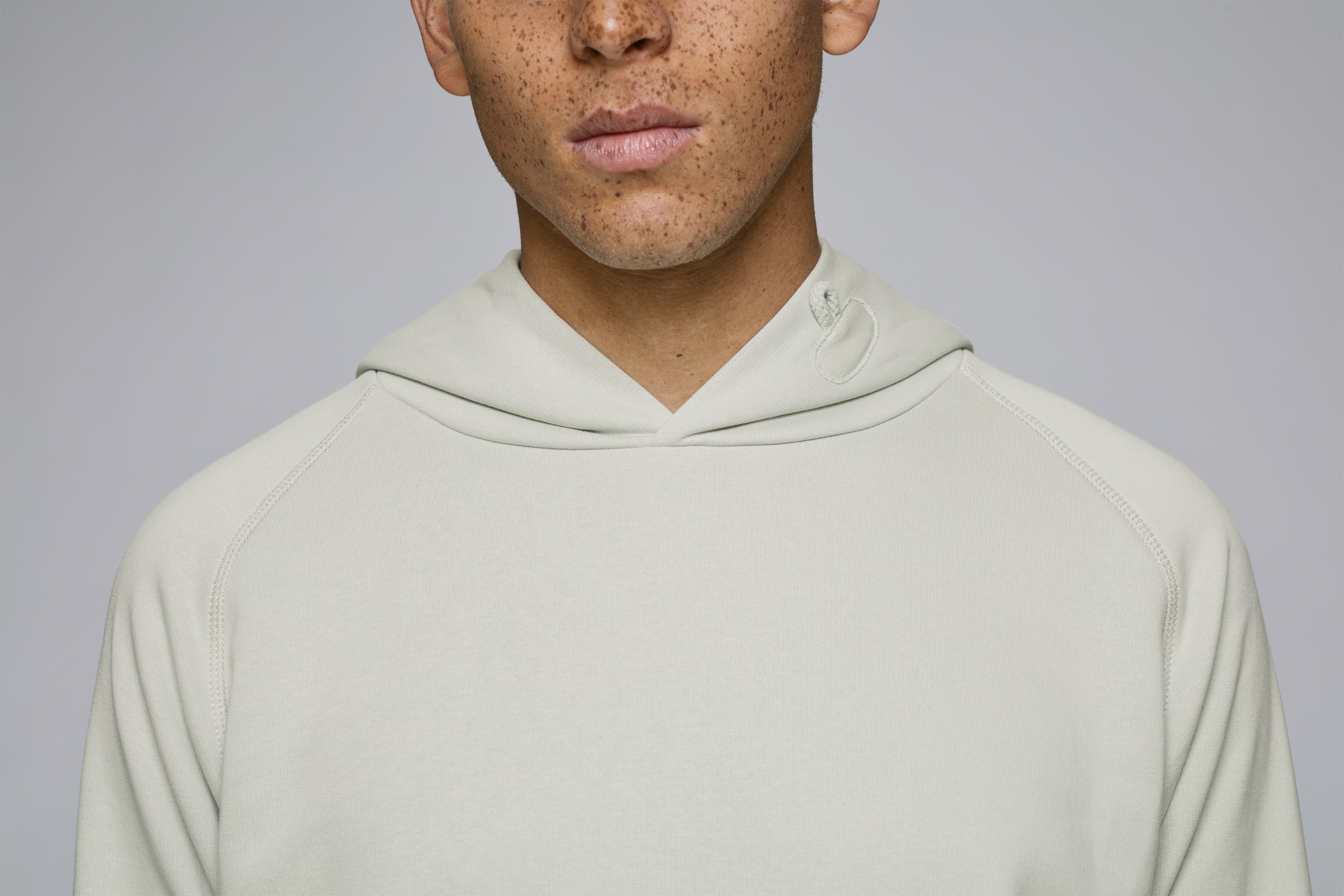 Sweat-shirt coton bio à capuche et manches raglan -