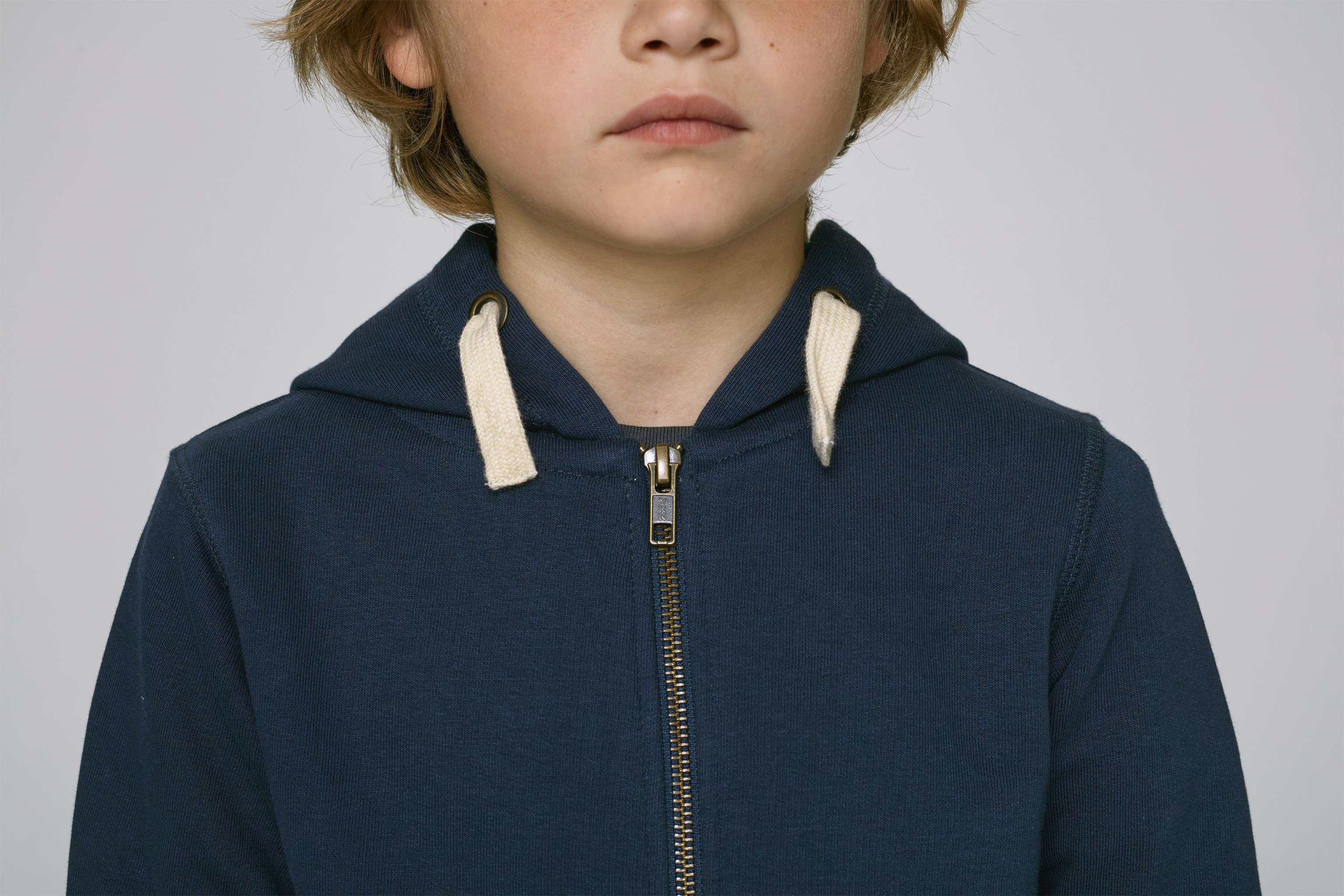 Sweat-shirt en coton bio à capuche zippé enfant -