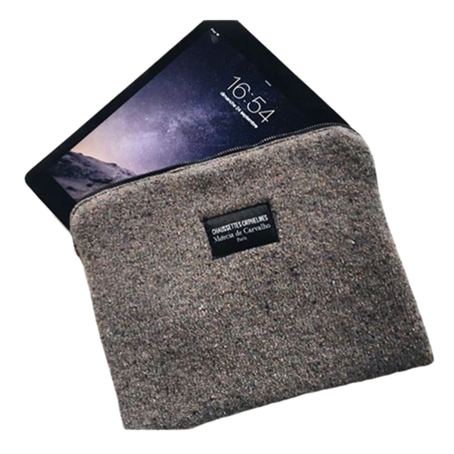 Housse tablette et IPad fabriquée à partir de chaussettes recyclées Made in France.