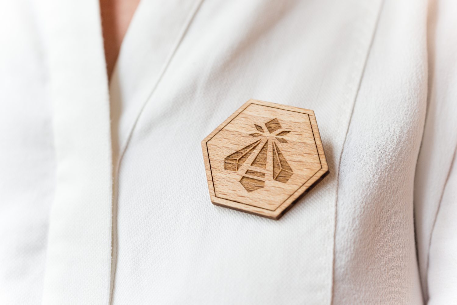 Badge en bois ultra-personnalisable Made in France