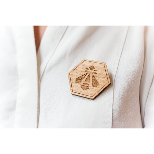 Badge en bois ultra-personnalisable Made in France