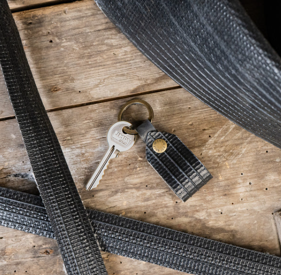 Porte-clés upcyclé en lances-incendies de pompier made in France  - 4