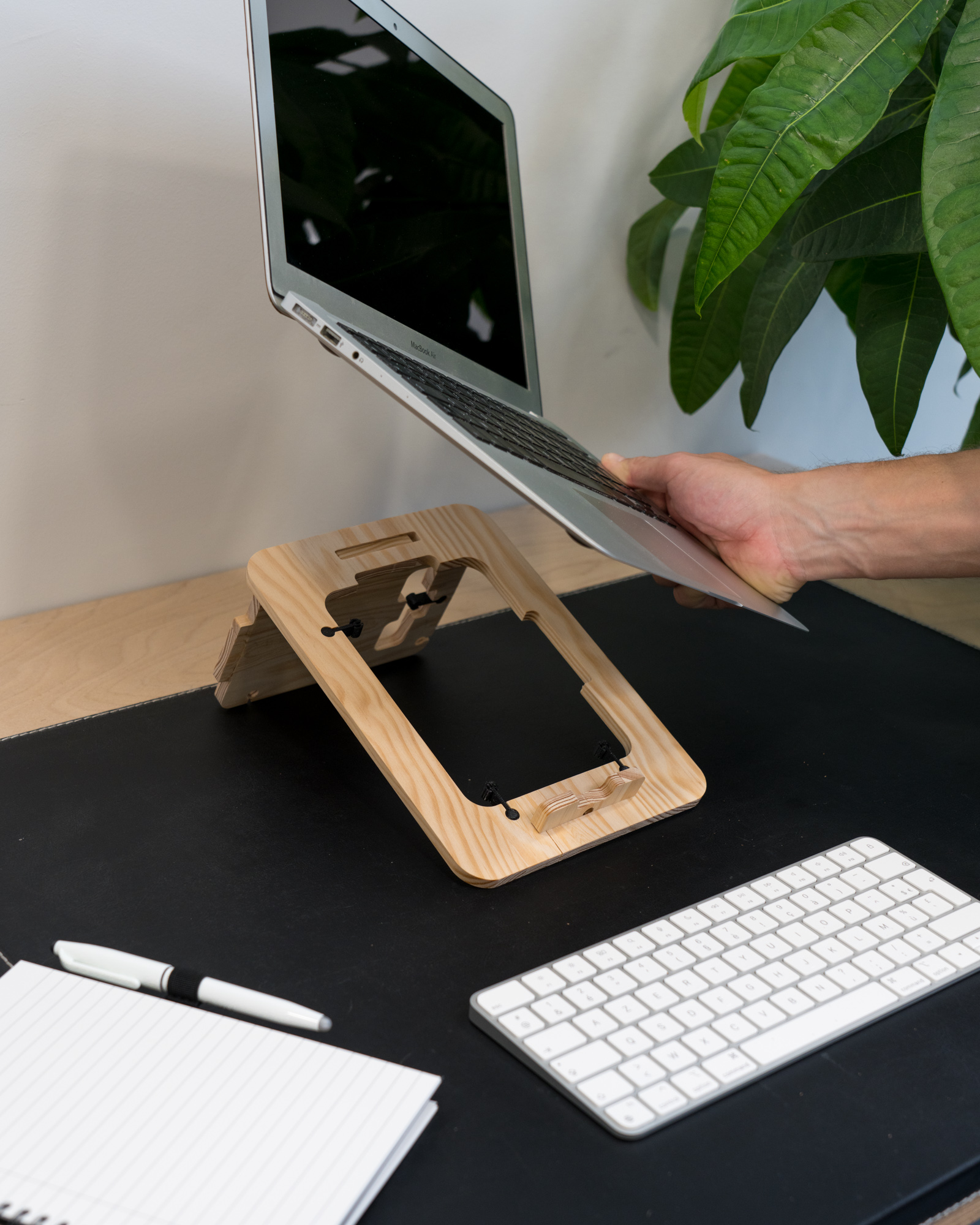 Support d'ordinateur en bois et liège revalorisés Made in France - 2