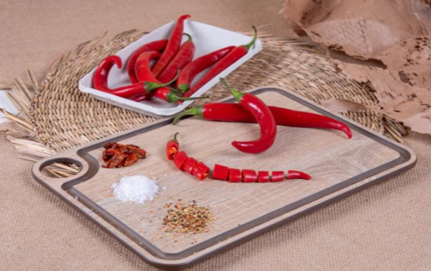 Planche à découper avec rigole personnalisable (33 x 23 cm) -