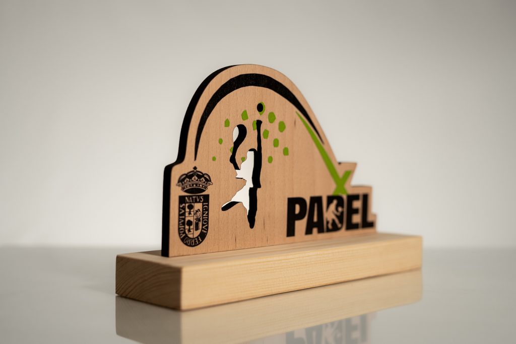 Trophée sur mesure en bois recyclé Made in France -