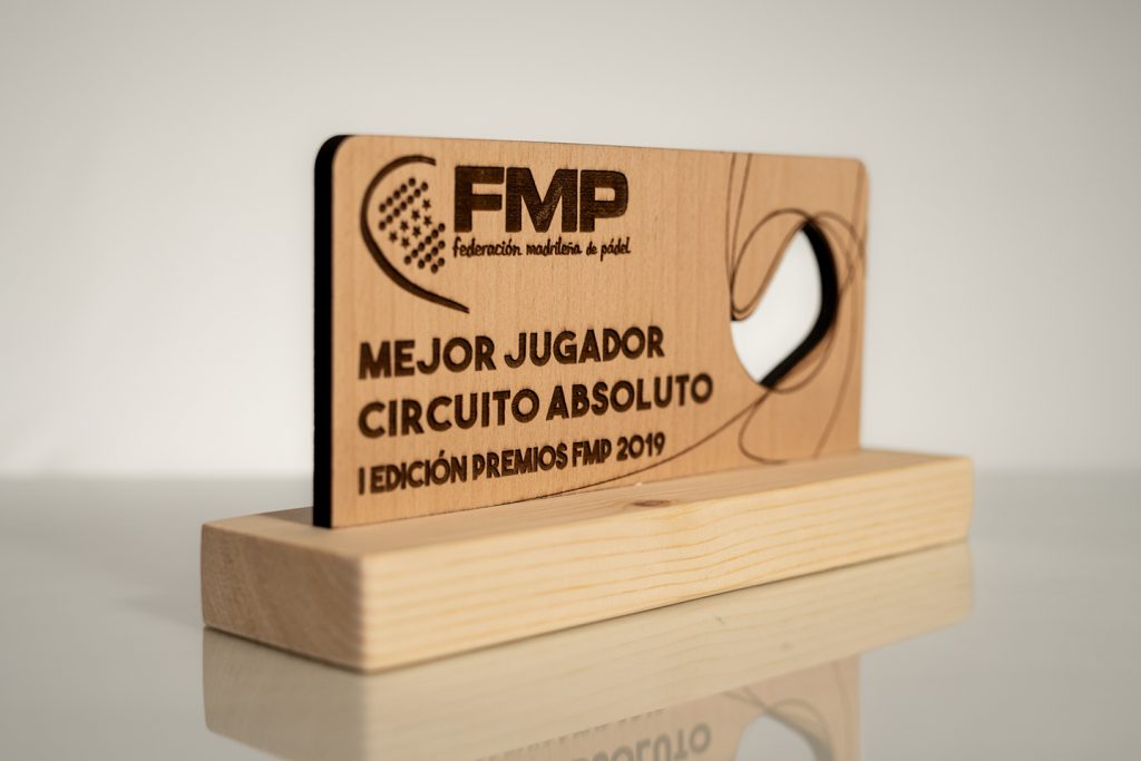 Trophée sur mesure en bois recyclé Made in France -