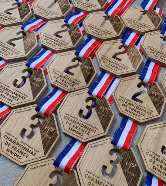 Médaille en bois de chêne massif  -