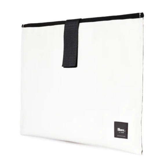 Housse d'ordinateur en bâche upcyclée - Remote -