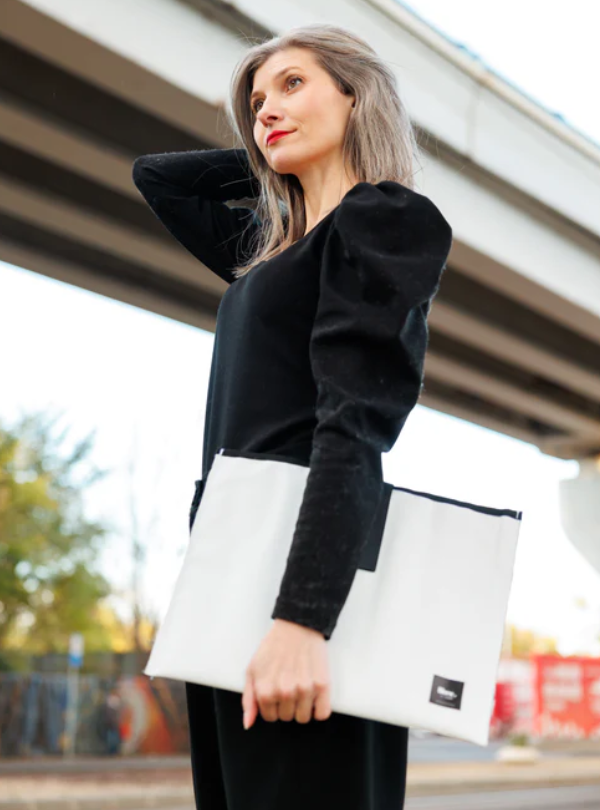 Housse d'ordinateur en bâche upcyclée - Remote -