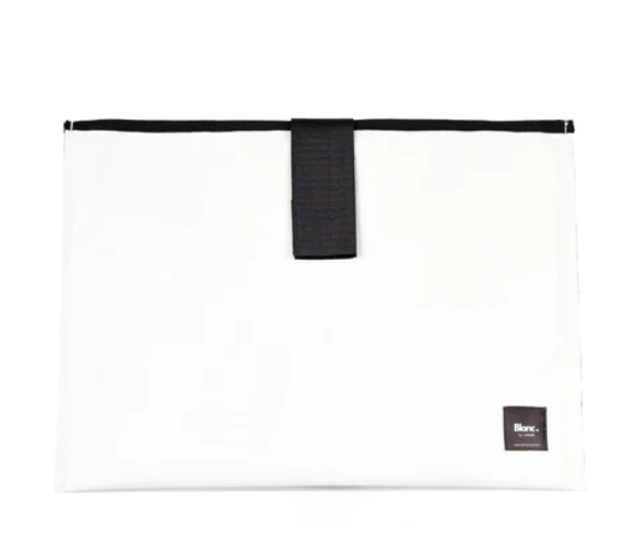 Housse d'ordinateur en bâche upcyclée - Remote