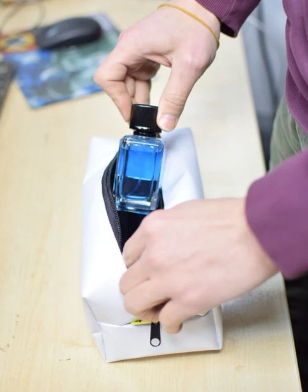 Trousse de toilette en bâche upcyclée - Revolve -