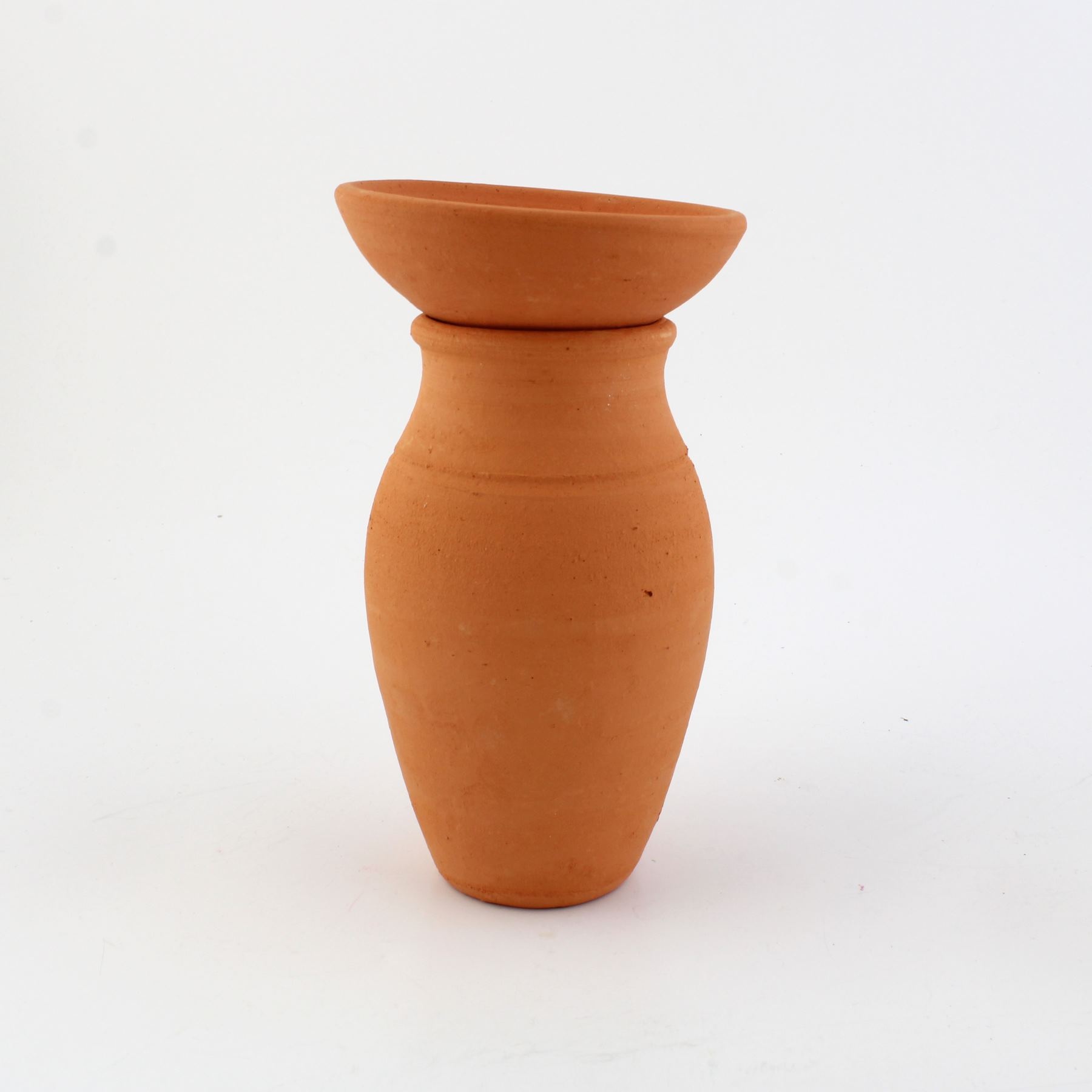 Olla en terre cuite artisanale pour irriguer les plantes -