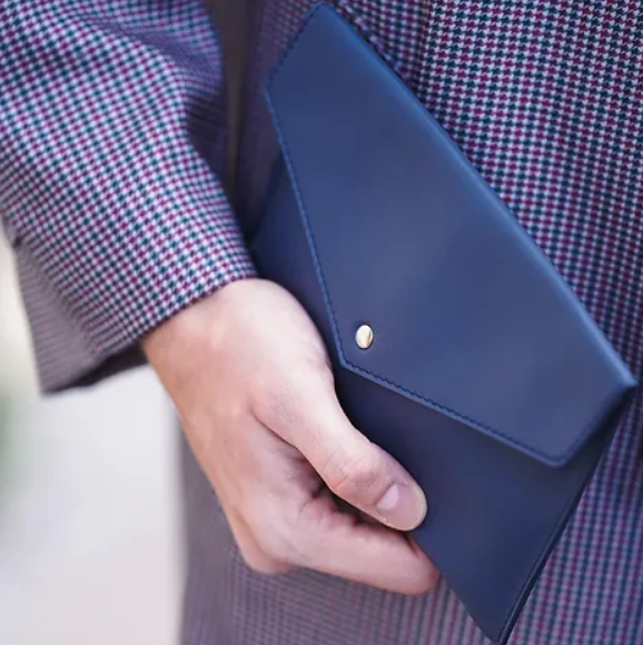 Pochette en cuir upcyclé sur mesure  -