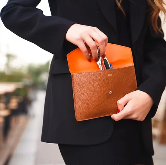 Pochette en cuir upcycle personnalisable Dream Act Pro