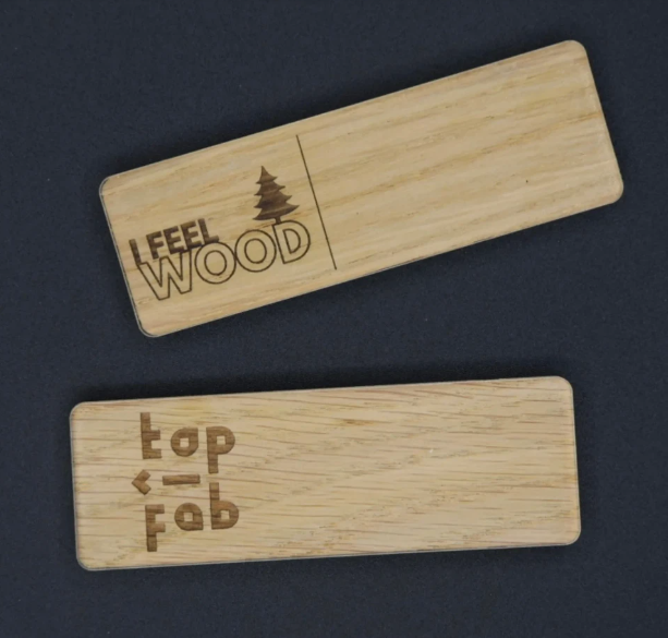 Badge aimanté et effaçable en bois - 2