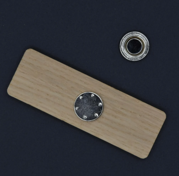 Badge aimanté et effaçable en bois - 3