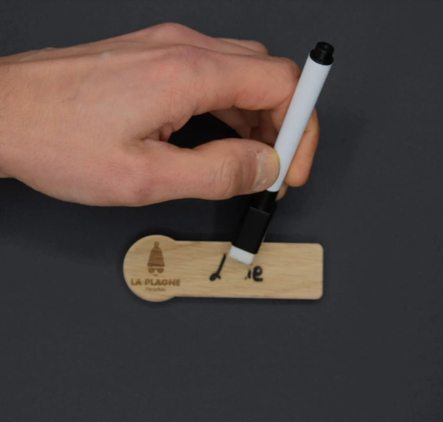 Badge aimanté et effaçable en bois - 4