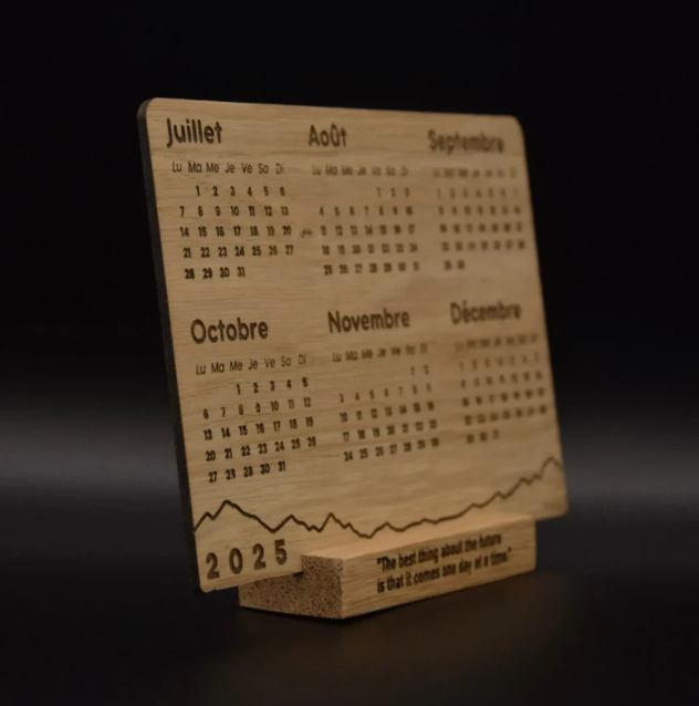 Calendrier en bois avec son socle - 2