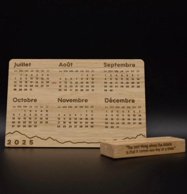 Calendrier en bois avec son socle - 3