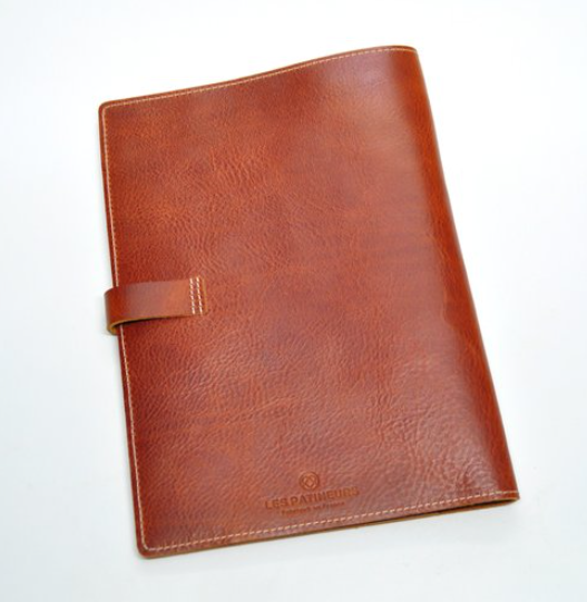 Conférencier en cuir upcyclé sur mesure - 2