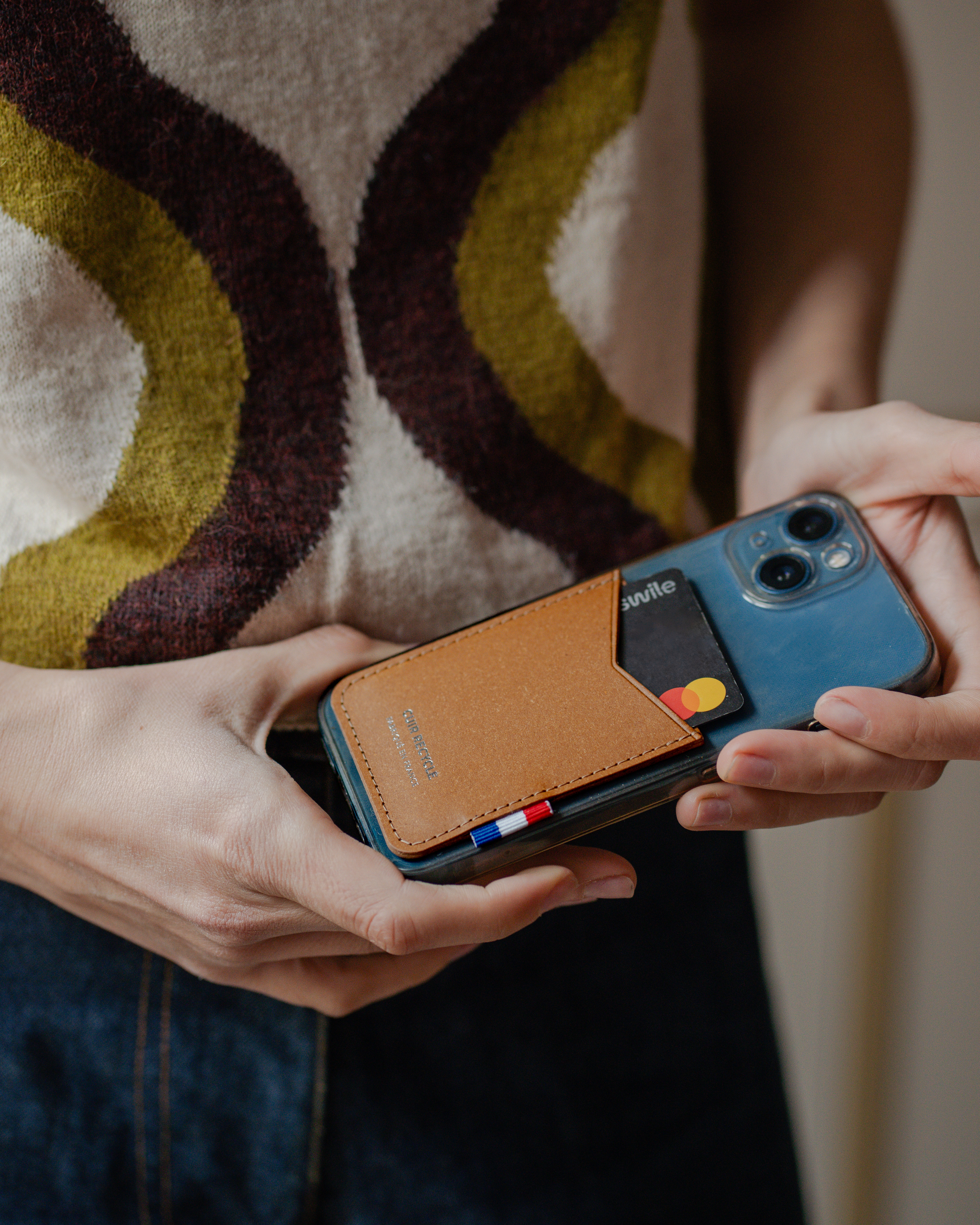 Porte-cartes adhésif pour smartphone en cuir recyclé made in France - 2