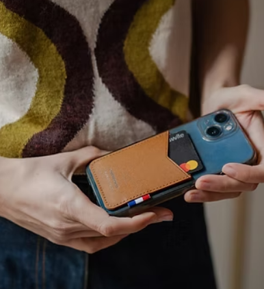Porte-cartes adhésif pour smartphone en cuir recyclé made in France  -