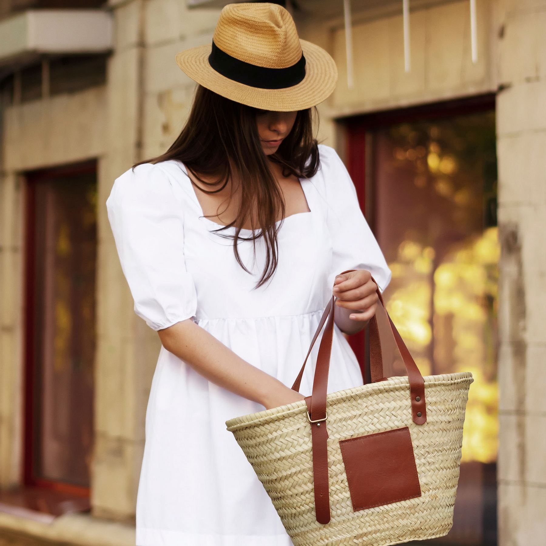 Panier en paille avec anses en cuir -