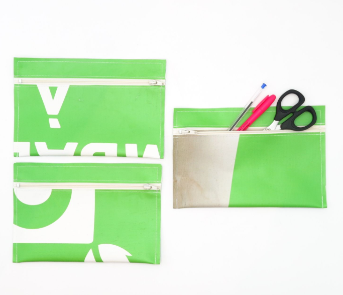 Trousse plate en bâche upcyclée - 1