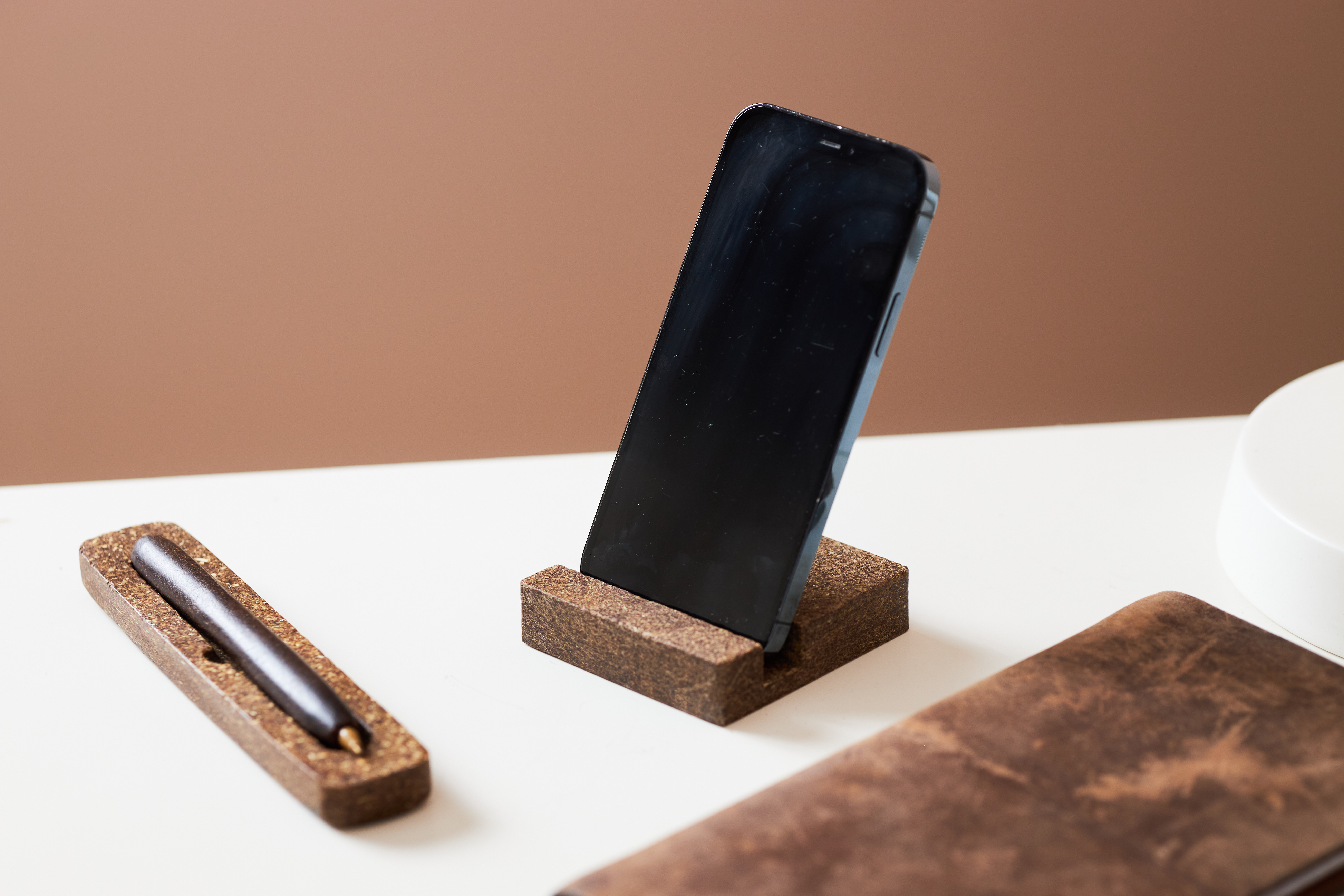Support de téléphone upcyclé en marc de café et papier recyclé - 2