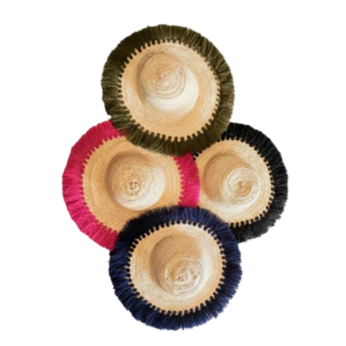 Chapeaux colorés en raphia fabriqué artisanalement au Maroc