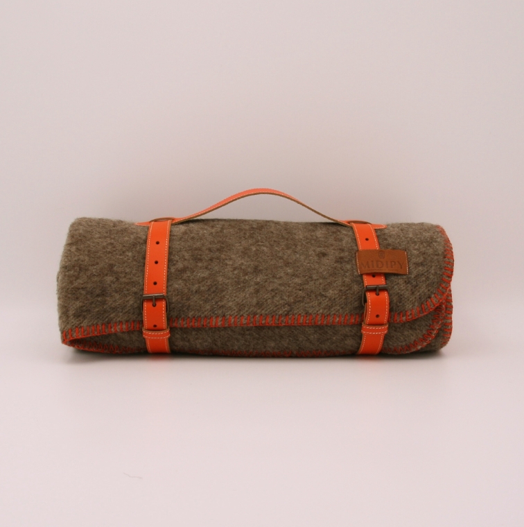 Plaid en haute laine non teintée des Pyrénées et porte plaid en cuir véritable - 10
