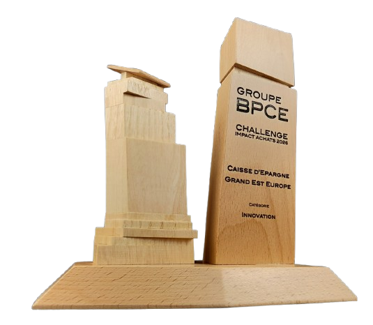 Trophée en bois de réemploi, fait dans un chantier d'insertion